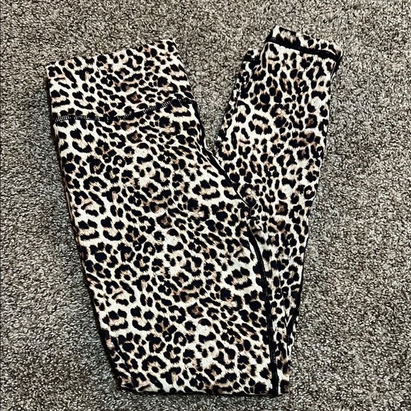 ZYIA Pants - Zyia Leopard Butt scrunch 7/8 leggings